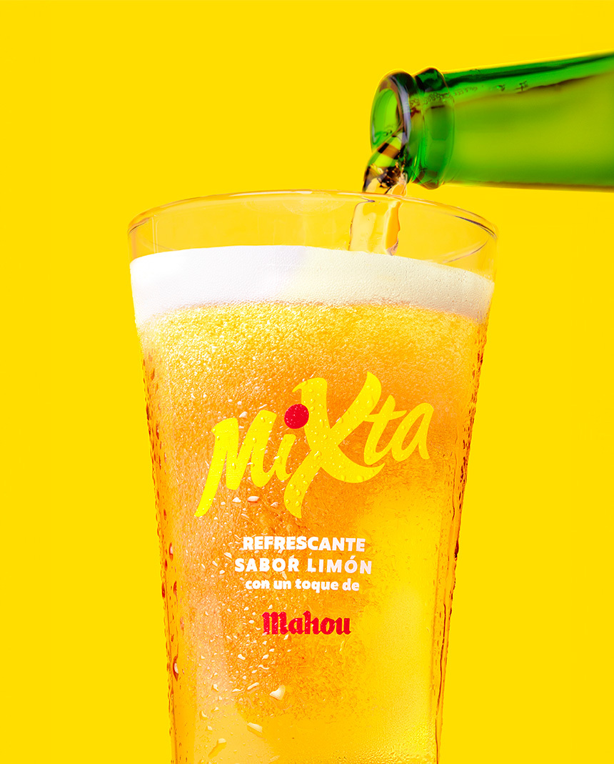 botella sirviendo un vaso de mixta